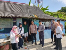 Polri Perduli Kapolres Bangkalan Beri Bantuan Renovasi MCK dan Rumah Tidak Layak Huni