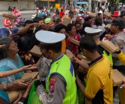 Jumat Penuh Berkah Polsek Simokerto Bagikan 200 Nasi Kotak Kepada Masyarakat 