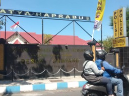 Dilaporkan Atas Dugaan Pencemaran Nama Baik, Takmir dan Jemaah Masjid Asy Syuhadak Datangi Polres Sampang