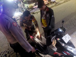 Polsek Karangpilang Periksa Remaja Sedang Nongkrong di Belakang Mbah Ireng Kebraon, Saat Giat Patroli Kamtibmas