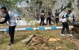 Lapas Narkotika Kelas IIA Pamekasan Kanwil Kemenkumham Jatim Kembali Gelar Giat Bersih-Bersih Taman Makam Pahlawan