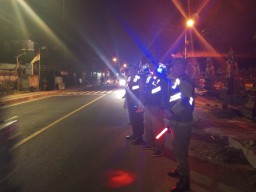 Berikan Rasa Aman Kepada Pengguna Jalan Raya Unit Samapta Polsek Mengwi Gelar Blue Light Patrol