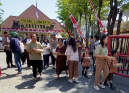 Jumat Berkah, Senyum Merekah Wajah Masyarakat Surabaya Akibat Aksi Polsek Simokerto Bagi