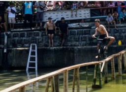 Meriahkan Hari 17 Agustus Warga Jogoloyo Surabaya Menggelar Lomba Naik Sepeda di Atas Air