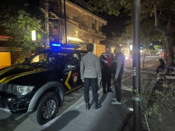 Pawas Ipda Sugita Pimpin Blue Light Patrol Susuri Jalan Batu Bolong
