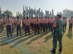 Jelang HUT RI Ke- 79, Koramil 0816/05 Tulangan Latih Gerak Jalan Siswa SMK Trisakti