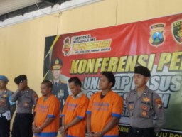 Tiga Pelaku Pengeroyokan Terhadap Warga Tulangan di SPBU Sidoarjo Tertunduk Lesu