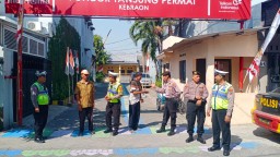 Polsek Karangpilang Patroli Dialogis dengan Warga dan Security Perumahan Pondok Tanjung Permai, Jaga Kerukunan Jelang Pilkada Serentak