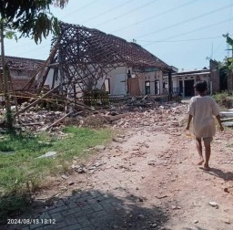 Rumah Tempat Pengoplosan Tabung Elpiji 3 Kilogram dan 40,7 Kilogram di Tambak Rejo Krembung Meledak