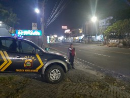 Unit Samapta Polsek Kuta Utara Blue Light Patrol Susuri Jalan Gatsu Barat Jelang Subuh