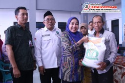 Dibantu Hj. Sriatun, Plt. Bupati Sidoarjo Salurkan Bantuan Pangan Beras