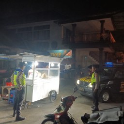 Patroli Dialogis, UKL Polsek Abiansemal Sambangi Pedagang Pasar Senggol