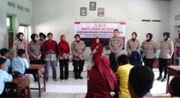 Anggota Polwan Polresta Sidoarjo Menggelar Baksos dan Sosialisasi di SMP Perjuangan Prambon