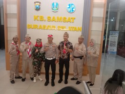 Tampil Beda Samsat Ketintang Berpakaian Busana Pejuang Memperingati Hari 17 Agustus