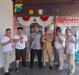 Edukasi Menghargai Sejarah, Petugas di Gerai SIM Pasar Kaza City Surabaya, Pakai Kostum Ala Pejuang