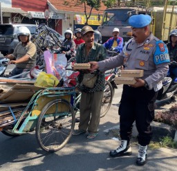 Mobil Patroli Polsek Simokerto Diserbu Puluhan Tukang Becak