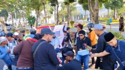 Sambut Kemerdekaan RI ke-79, AMI Berbagi 200 Nasi Kotak