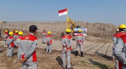 Petugas Sampah TPA Jabon Sidoarjo Menggelar Upacara Peringatan Kemerdekaan RI Ke-79 di Atas Gunungan Sampah