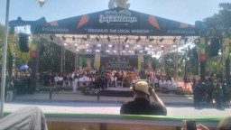 Karnaval Shining Jayandaru Yang Berlangsung di Alun-Alun Sidoarjo Dipadati Ribuan Penonton