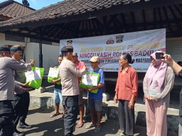 Wujud Kepedulian Kepada Para Pedagang, Kapolres Badung Gelar Minggu Kasih Di Pasar Beringkit