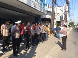 Pawas, Kanit Lantas Rungkut Berikan APP Saat Pengamanan PAM Unras di PT Wom Finance