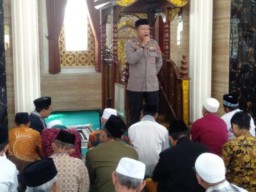 Kapolsek Tulangan Mengajak Warga, Jamaah Masjid Nurul Huda Untuk Menjaga Situasi Kamtibmas di Masa Pilkada Serentak 2024