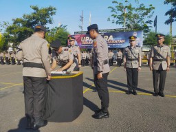 Kapolres Sampang Pimpin Upacara Sertijab Kasat Lantas dan 2 Kapolsek Jajaran