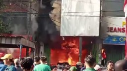 Pasar Tingkat Krian Terbakar Hebat, Ratusan Kios Ludes Dilalap Si Jago Merah