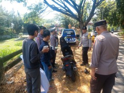 Polsek Karangpilang Periksa Pengendara Yang Dicurigai Saat Patroli, Cegah dan Ungkap Kejahatan
