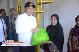 Plt. Bupati Sidoarjo Serahkan Bansos kepada Pedagang Terdampak Kebakaran Pasar Krian