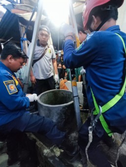 Petugas Damkar Mengevakuasi Mayat Perempuan Lansia Tewas Didalam Sumur Kos-Kosan