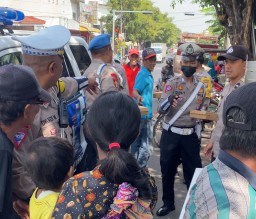 Keren !!! Polsek Simokerto Patroli Antisipasi Kejahatan Sambil Bagikan 300 Kotak Makanan Gratis
