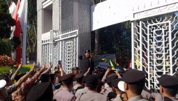 Aksi Dorong Terjadi Antara Massa Aksi Demo Dan Aparat Keamanan di Halaman Gedung DPRD Sidoarjo