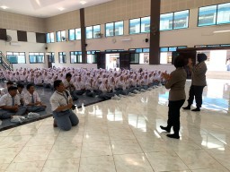 Peringati Hari Jadi ke - 76, Polwan Polres Tanjung Perak Gelar Penyuluhan Bahaya Narkoba di Sekolah