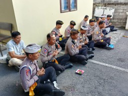 Personel Polsek Kuta Utara Gelar Doa Bersama Untuk Pemilu Damai