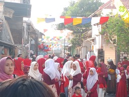 Dalam Rangka HUT RI Ke- 79 Tahun 2024, Antusias Warga Tambak Pring Utama 2A RT 10 Mengikuti Jalan Sehat