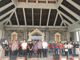 Minggu Kasih Polres Badung Bersama Buruh Angkut Pasir
