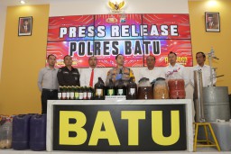 Polres Batu Ungkap Home Industri Minuman Beralkohol Diduga Ilegal