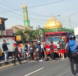 Akibat Rem Blong, Dump Truk Seruduk Belasan Pengendara Sepeda Motor di Geluran Taman Sidoarjo