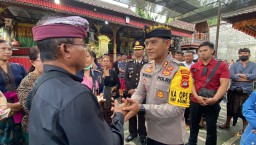 Wujud Empati Terhadap Personel Yang Meninggal Dunia, Kapolres AKBP Teguh Melayat ke Bangli