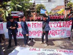 Satgas Gabungan OMP Amankan Aksi Unras BEM Unud &amp; Undiknas di Kantor KPU