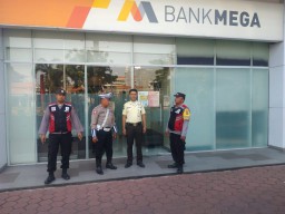 Anggota Polsek Rungkut Rutin Patroli Perbankan Serta Berkoordinasi dengan Security