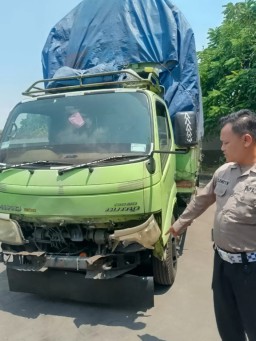 Hendak Menyebrang Jalan Pemotor Warga Asal Krian Katerungan Tewas Tertabrak Truk