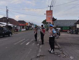 Personil Polsek Petang Pam Jalur Saat Pendaftaran Bakal Cabup Cawabup Badung
