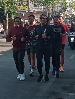 Jaga Kebugaran Tubuh, Kapolres Sampang  Lakukan Lari Pagi Santai Didampingi Kasat Reskrim