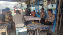 Menjelang IAF, Kapolsek Gilimanuk Gelar "Jumat Curhat" dengan Sopir Kontainer di Terminal Cargo Gilimanuk