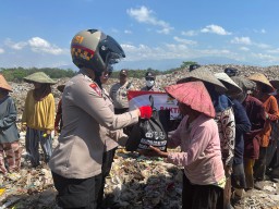 Peringati Hari Jadi ke -76 Polwan Polres Jember Salurkan Bantuan Sosial di TPA