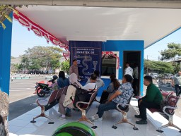 Tak Pernah Lelah: Petugas Satpas Colombo Berikan Pelayanan Prima Serta Humanis Kepada Pemohon SIM Ujian Praktek Roda 2 dan Roda 4