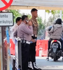 Provos Cek Pelayanan di Satpas Colombo Polrestabes Surabaya, Tutup Akses Masuknya Calo