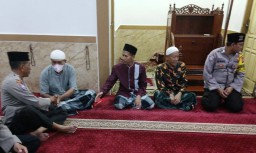 Jaga Kondusifitas Jelang Pilkada, Pawas Polsek Karangpilang Gelar Safari Sholat Subuh di Masjid Syech Abu Bakar Kedurus